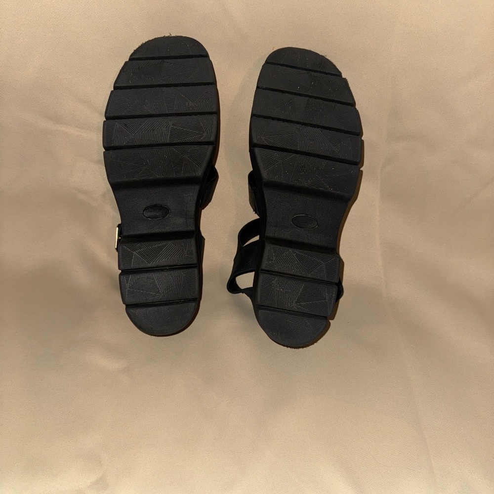Black Dr. Scholl’s Trekkie Chunky Sandal w Lug Soles - Picture 5 of 6
